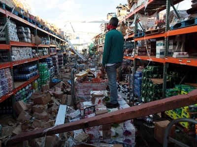 Berbelanja di Reruntuhan Puing Supermarket Puerto Rico