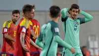 Portugal kesulitan membongkar pertahanan Andorra di babak pertama. Andre Silva dan Bernardo Silva di lini depan tidak mampu menciptakan gol (Vincent West/Reuters)