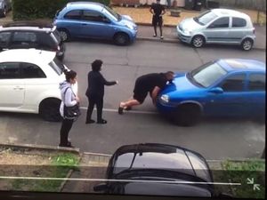 Diparkir Sembarangan, Mobil Tetangga Diangkut Pakai Tangan Diparkir Sembarangan, Mobil Tetangga Diangkut Pakai Tangan