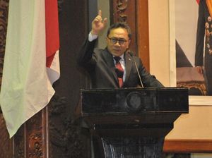 Ketum PAN: Untuk Kebaikan DPR, Lebih Baik Setya Novanto Mundur Ketum PAN: Untuk Kebaikan DPR, Lebih Baik Setya Novanto Mundur