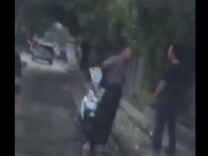 Pemobil Ngamuk Ditegur, Polisi: Gunakan HP Saat Berkendara Dilarang Pemobil Ngamuk Ditegur, Polisi: Gunakan HP Saat Berkendara Dilarang