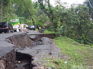 Hati-hati, Jalan Menuju Cipatujah Tasikmalaya Ambles
