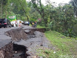 Hati-hati, Jalan Menuju Cipatujah Tasikmalaya Ambles