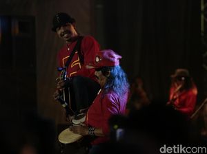 Melihat Aksi Panggung Orkes Moral Pengantar Minum Racun