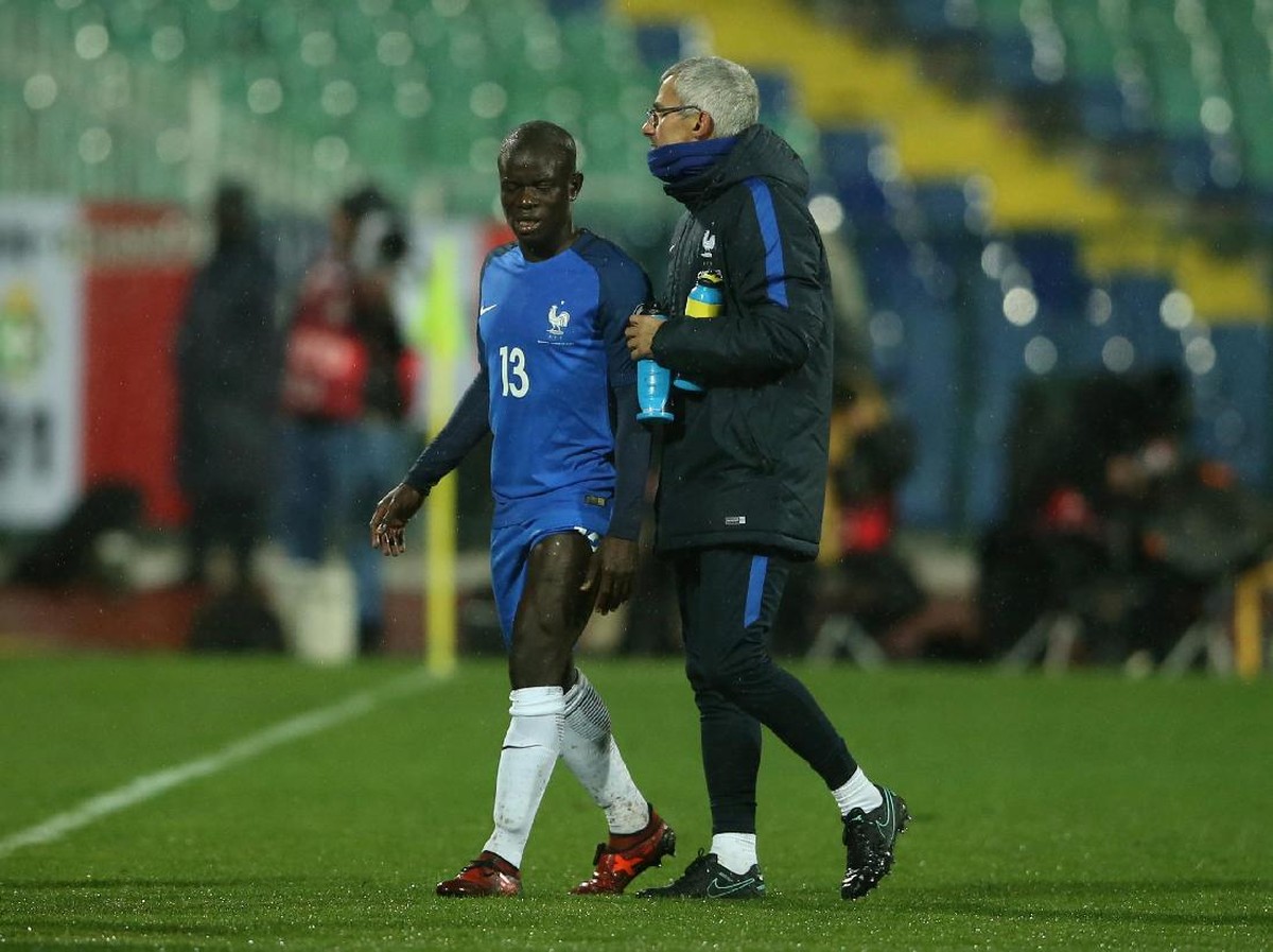Gelandang Chelsea NGolo Kante cedera hamstring saat membela Timnas Prancis (Marko Djurica/Reuters)