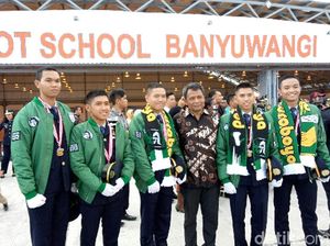 Disekolahkan Pilot oleh Risma, Lulus Dikado Jaket Bonek