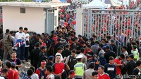 Ribuan supporter ini membludak hingga sedikit membuat kemacetan yang panjang menuju jalan masuk beberapa jam sebelum pertandingan berlangsung.