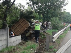 Sopir Hilang Kendali, Truk Tabrak Pohon di Tol Cakung Arah Rorotan