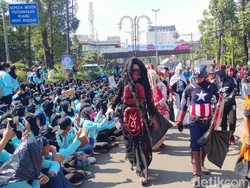 Serunya Para Dedemit Pungut Sampah di CFD Dago