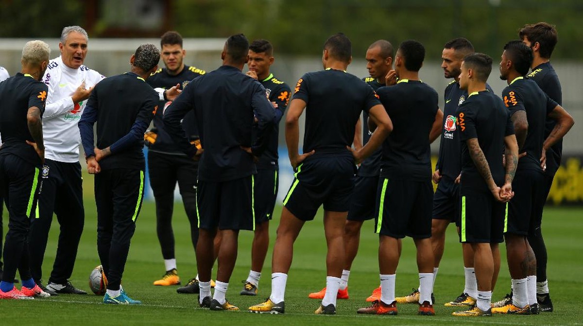 Tite bersama para pemainnya di timnas Brasil (Foto: Pilar Olivares/Reuters)
