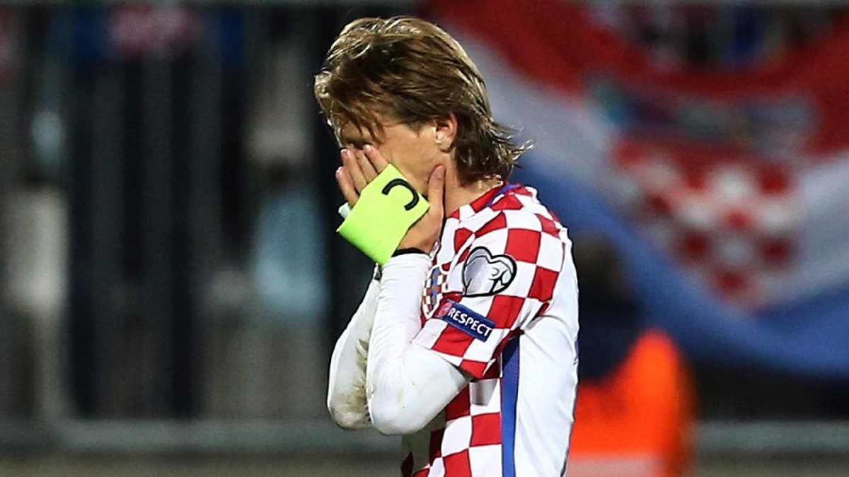 Kapten Kroasia Luka Modric kecewa usai timnya diimbangi Finlandia 1-1 (Antonio Bronic/Reuters)