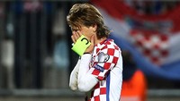 Luka Modric, Kroasia. Setelah membuang peluang lolos otomatis, Modric cs kini malah terancam tak bisa lolos seandainya Kroasia kalah di markas Ukraina pada partai terakhir. (Foto: Antonio Bronic/Reuters)