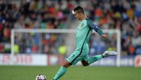 Masuknya Ronaldo mempertajam lini serang Portugal di babak kedua (Vincent West/Reuters)