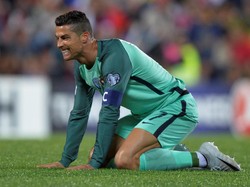 Cristiano Ronaldo, Portugal. Kemenangan di laga terakhir lawan Swiss akan bikin Portugal lolos langsung ke Piala Dunia. Tapi untuk sementara, Portugal baru memastikan tiket play-off semata. (Foto: Vincent West/Reuters)