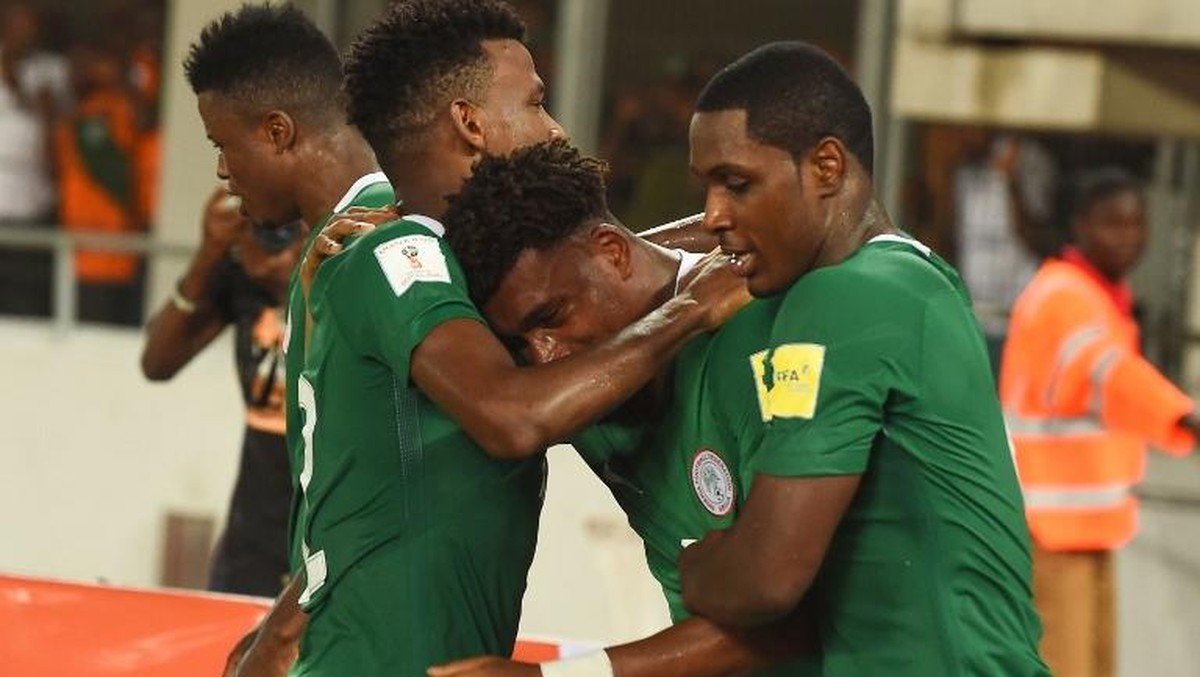 Alex Iwobi merayakan gol bersama rekan-rekannya (Pius Utomi Ekpei/AFP)