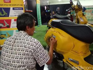 Vespa Kuning Jadi Bahan Coret-coret
