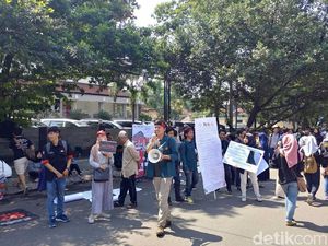 Dukung KPK, Mahasiswa ITB Kembali Aksi di CFD Dago