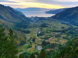 Peserta Toba Cross Run Bisa Nikmati Sunset Sipinsur yang Memukau