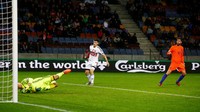 Davy Propper menjadi pencetak gol pertama Belanda pada menit ke-24. Belanda unggul 1-0 saat babak pertama. (Foto: Vasily Fedosenko/Reuters)