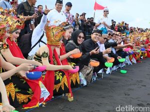 Ribuan Penari Gandrung Sewu Lepas Liarkan 1.000 Tukik Ribuan Penari Gandrung Sewu Lepas Liarkan 1.000 Tukik
