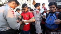Sebelum memasuki stadion, para pendukung yang ingin menonton diperiksa barang-barang bawaannya.
