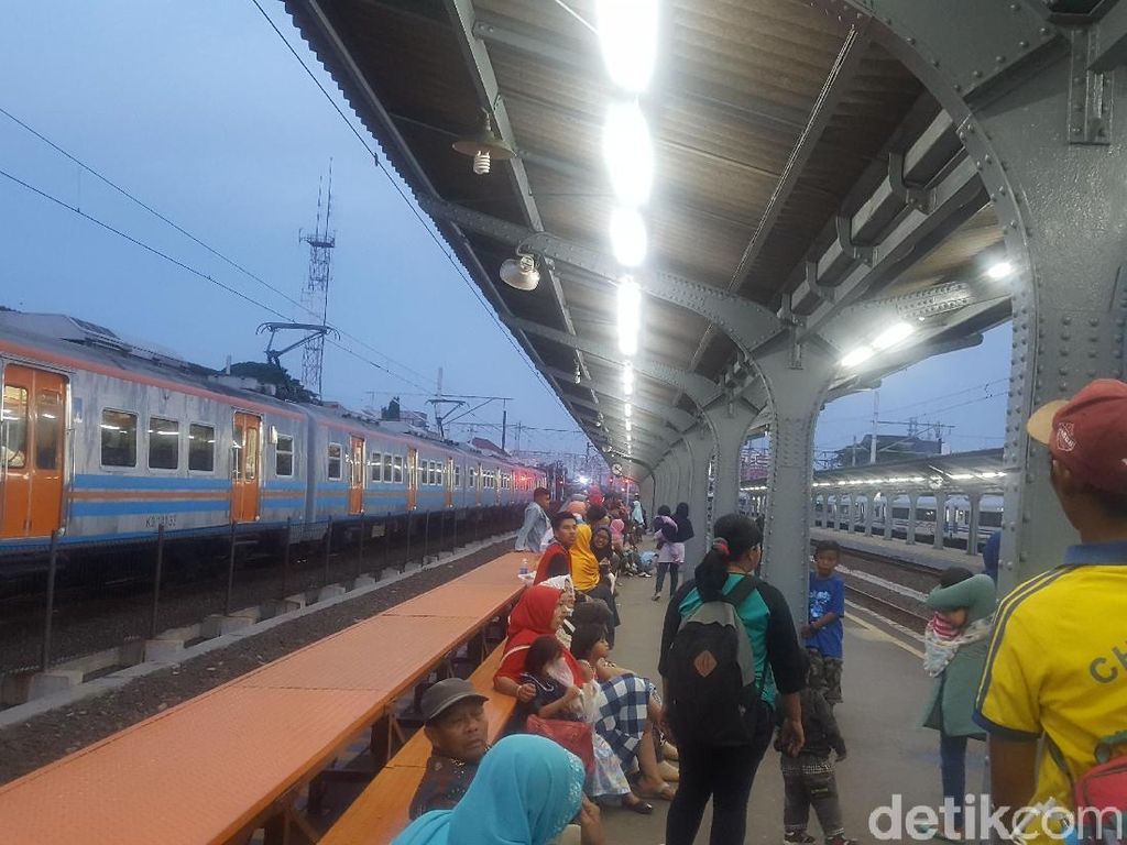 Naik KRL Arah Cikarang Harus Antre Lama, Ini Penyebabnya Naik KRL Arah Cikarang Harus Antre Lama, Ini Penyebabnya