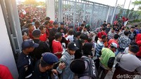 Maka tak heran, biala Jalanan menuju stadion yang terletak di kawasan Jababeka II ini menjadi macet beberapa waktu sebelum pertandingan dimulai.