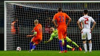 Belanda baru bisa kembali unggul enam menit menjelang waktu normal habis. Arjen Robben menjadi pencetak golnya lewat titik putih. (Foto: Vasily Fedosenko/Reuters)