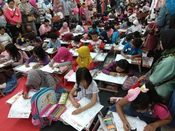 Meriahnya Saat Anak-anak Lomba Mewarnai di Transmart Carrefour