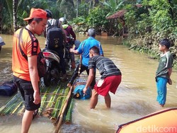 Banjir Ciawi Tasikmalaya, Warga Gunakan Rakit untuk Menyebrang