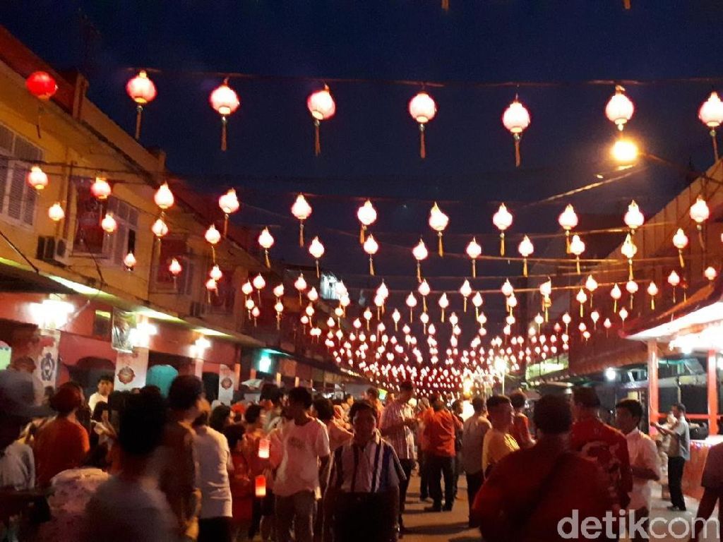 Malam Kue Bulan, Penghormatan Dewa Bulan dan Cari Jodoh di Pekanbaru Malam Kue Bulan, Penghormatan Dewa Bulan dan Cari Jodoh di Pekanbaru