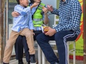 Ibu Bertugas di Jalan, Ayah dan Anak Ini Bawakan Makanan Demi Kumpul Bersama