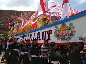 Nelayan Pantai Popoh Gelar Labuh Laut Sembonyo