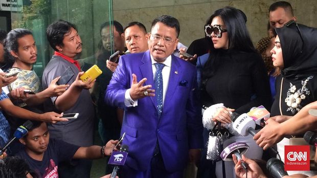 Dikritik Soal Ganjil Genap, Sandi Minta Hotman Paris Naik LRT