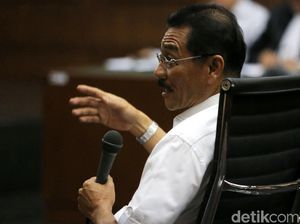 Gamawan Akui Pernah ke Singapura dengan Terdakwa e-KTP Gamawan Akui Pernah ke Singapura dengan Terdakwa e-KTP