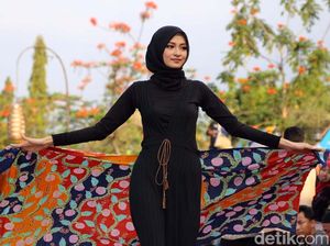 Model Cantik Pamerkan Batik Probolinggo