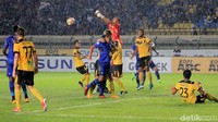 Duel ini berlangsung seru, terutama pada babak kedua. Sayang, tidak ada gol yang tercipta meskipun pertandingan menarik untuk disaksikan.
