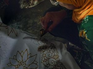Gelap Terangnya Dunia Batik
