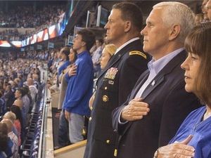 Pemain NFL Tak Berdiri Saat Lagu Kebangsaan, Wapres AS Angkat Kaki
