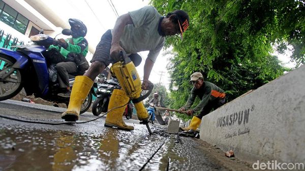 Pembangunan Trotoar dan Saluran Air di Sekitar Stasiun Kebayoran Baru