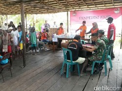 Warga Asmat Ikuti Pengobatan Gratis dari Tim Ekpedisi NKRI