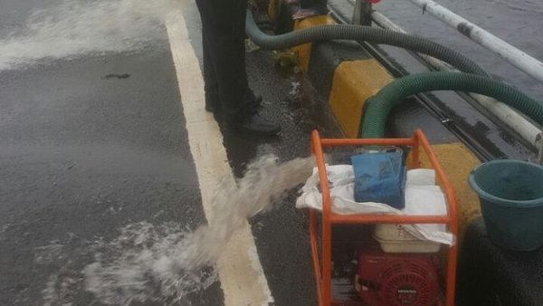 Jalan Tol dan Arteri di Pancoran Terendam, Pompa Air Dikeluarkan