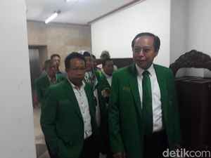 Pakai Jas PPP, Djan Faridz Datangi KPU