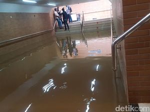 Karena Hujan Deras Tadi, Stasiun Tebet Sempat Kebanjiran Karena Hujan Deras Tadi, Stasiun Tebet Sempat Kebanjiran
