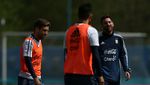 Senyum Messi Menjelang Laga Penentu Nasib Argentina