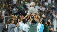 Kelolosan Arab Saudi ke Rusia dirayakan dengan meriah. Arab Saudi akan kembali ke panggung dunia setelah absen pada 2010 dan 2014. Foto: Stringer/AFP Photo