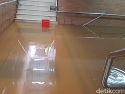 Underpass Stasiun Tebet Masih Tergenang, Penumpang Melintas di Rel