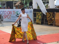 Indahnya Batik Probolinggo Dipamerkan Model di Catwalk Dadakan
