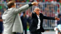 Hector Cuper memberikan pengarahan kepada para pemain Mesir. Amr Abdallah Dalsh/Reuters.