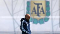 Posisi berikutnya alias urutan 9 diduduki pelatih Argentina Jorge Sampaoli. Pria yang menangani Lionel Messi dkk. ini menerima 1,8 juta euro per tahun, sekitar Rp 29,5 miliar. (Foto: Agustin Marcarian/REUTERS)
